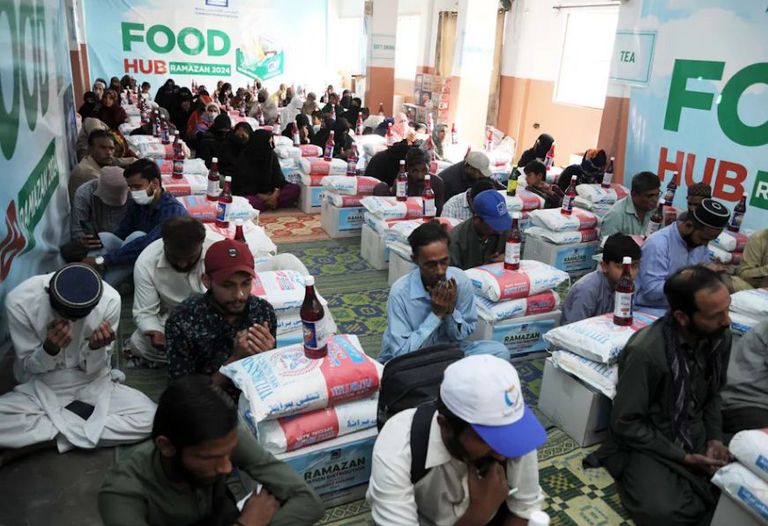 يسعى العديد من المسلمين للحصول على المساعدات الغذائية لكسر صيامهم المناخ مؤشراً للأمن الغذائي في رمضان