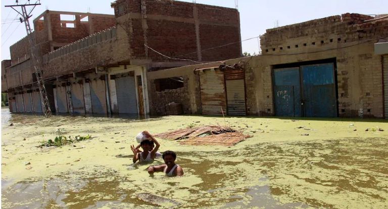 كانت فيضانات باكستان عام 2022 مميتة وألحقت أضرارًا جسيمة بالإمدادات الغذائية في البلاد المناخ مؤشراً للأمن الغذائي في رمضان