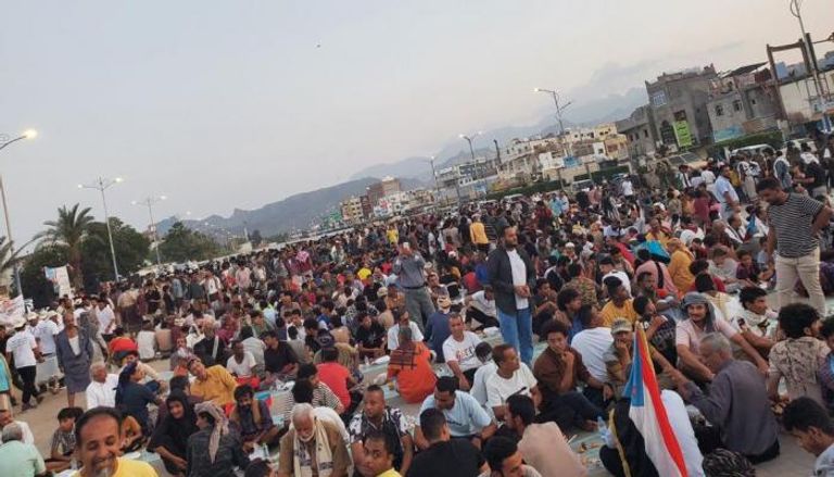 حشد من اليمنيين يحتفلون بذكرى تحرير عدن 