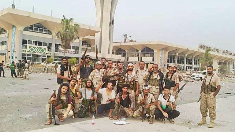 جنود المقاومة الجنوبية خلال عملية تحرير عدن - أرشيفية حشد من اليمنيين يحتفلون بذكرى تحرير عدن