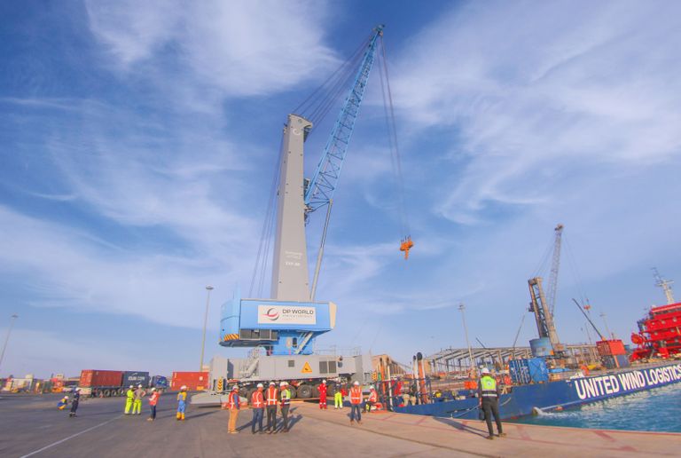 جانب من تسلم الرافعة