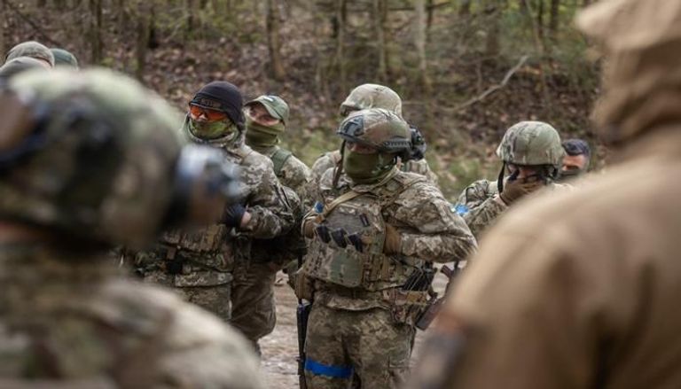 جنود أوكرانيون في تدريب عسكري ببولندا - فرانس برس