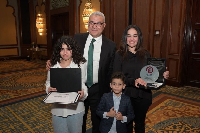 أحمد العلوي مع أسرة الفقيد أحمد شوقي العطار