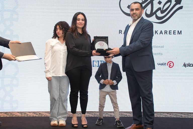 أحمد العلوي مع أسرة الفقيد أحمد شوقي العطار