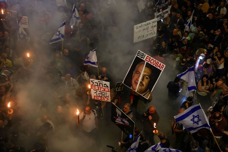 متظاهرة إسرائيلية تطالب بصفقة تبادل للأسرى - رويترز