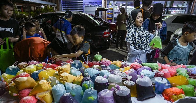 الأطفال المقيمون في شقق سيري بيرليس يختارون بسعادة المشروبات الملونة التي جلبها متطوعو المنظمات غير الحكومية من بيمودا جيما في ليمباه كيرامات، كوالالمبور في 3 أبريل 2024 متطوعون يجمعون طعاما تبرع به أحد البازارات لصالح الفقراء في كوالالمبور