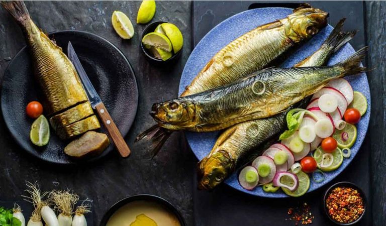 رنجة مملحة مع ليمون وخس