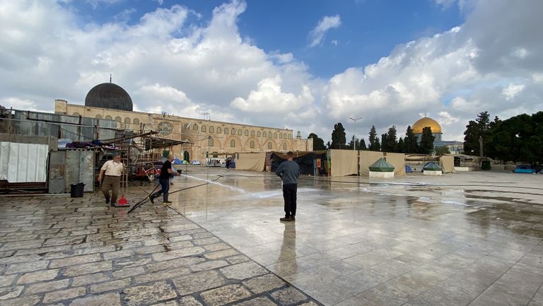 جانب من أعمال التنظيف