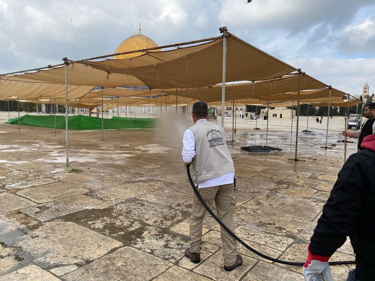 جانب من أعمال التنظيف