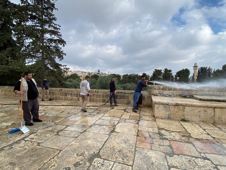 جانب من أعمال التنظيف