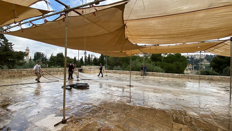 جانب من أعمال التنظيف