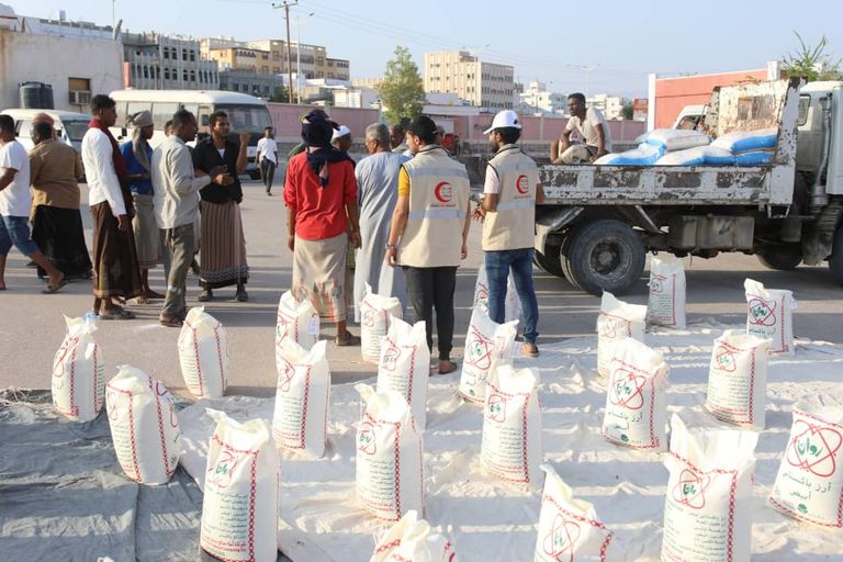 جانب من توزيع زكاة الفطر في حضرموت