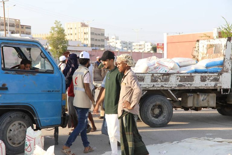 جانب من توزيع زكاة الفطر في حضرموت