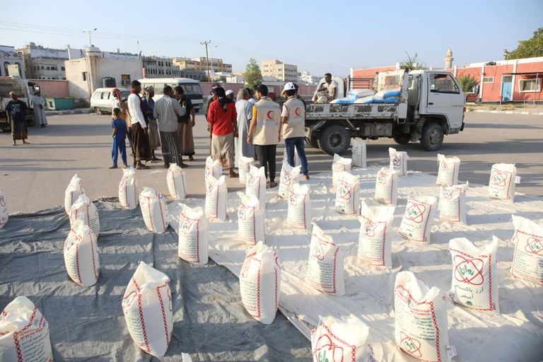 جانب من توزيع زكاة الفطر في حضرموت