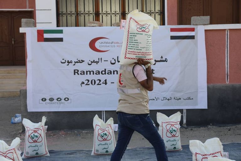 جانب من توزيع زكاة الفطر في حضرموت