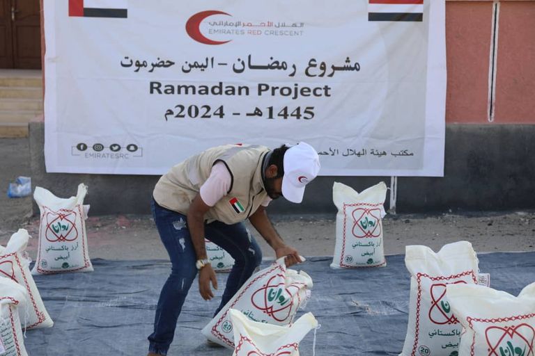 جانب من توزيع زكاة الفطر في حضرموت