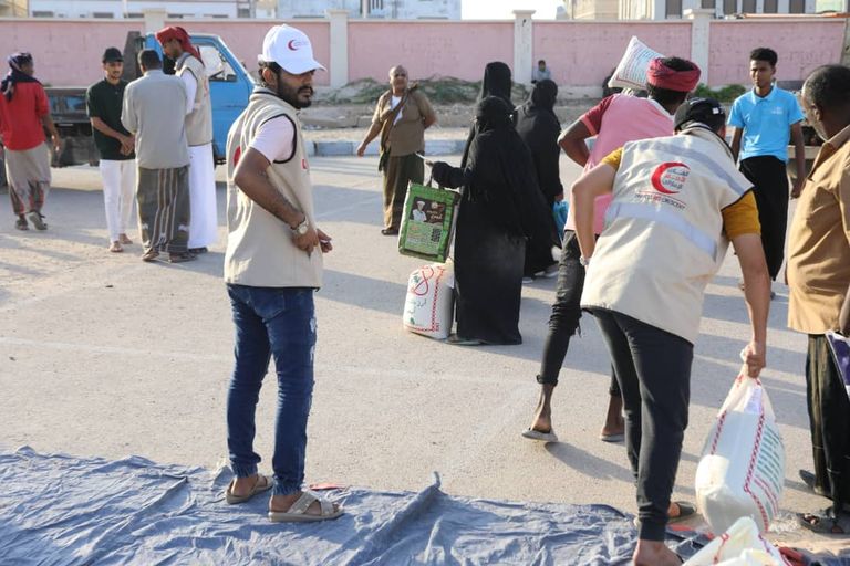 جانب من توزيع زكاة الفطر في حضرموت