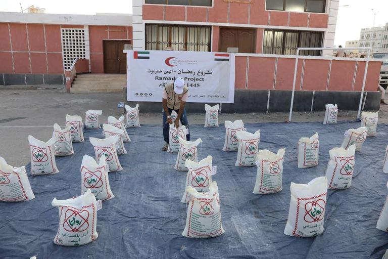 جانب من توزيع زكاة الفطر في حضرموت
