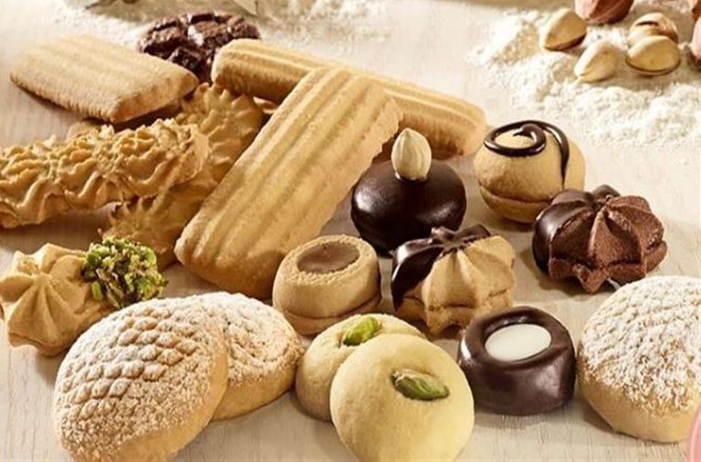 أطباق تضم أصنافا من حلوى وكعك العيد