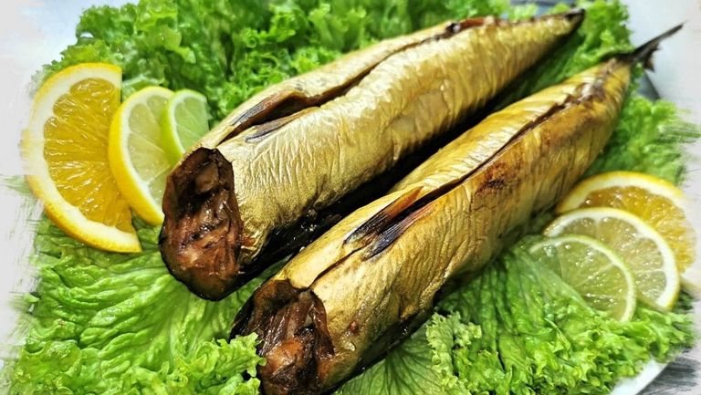 أطباق تضم أصنافا من حلوى وكعك العيد