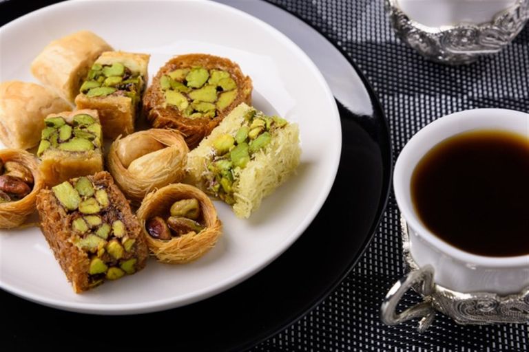 أطباق تضم أصنافا من حلوى وكعك العيد