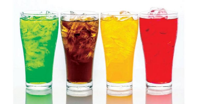 أطباق تضم أصنافا من حلوى وكعك العيد