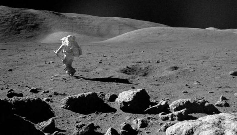 الكثير من فهمنا لأصل القمر يأتي من عينات الصخور التي جمعتها مهمة أبولو