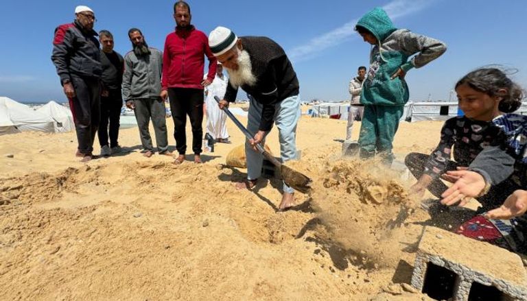 أهالي يدفنون جثمان نازح مسيحي فلسطيني في مقبرة المسلمين برفح
