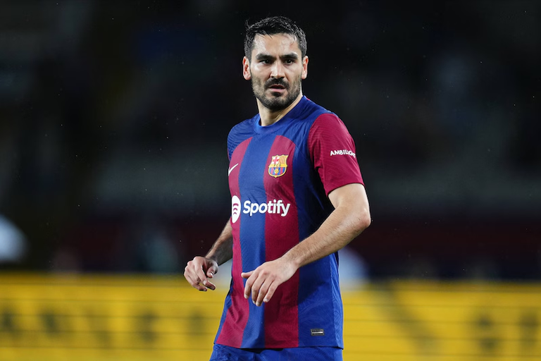 تشافي ولويس إنريكي قبل مباراة برشلونة وباريس سان جيرمان