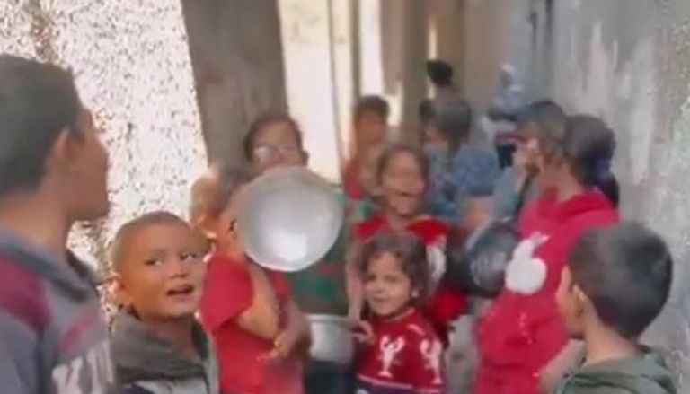 صورة من فيديو متداول لأطفال في شمال غزة يرددون تكبيرات العيد