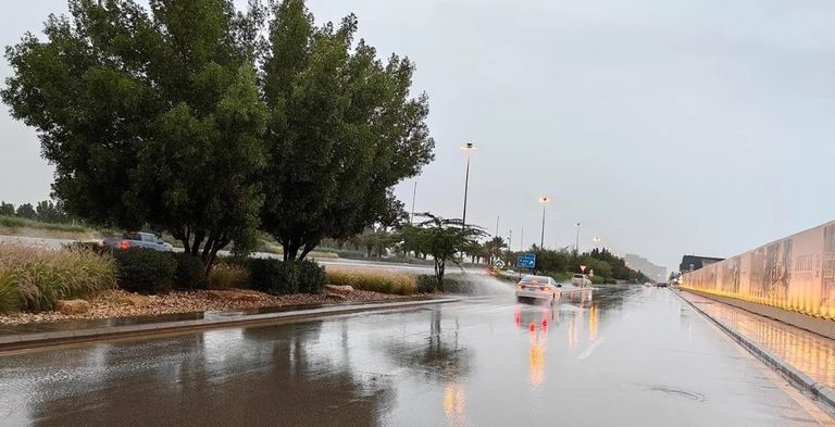 شاب يسير تحت المطر