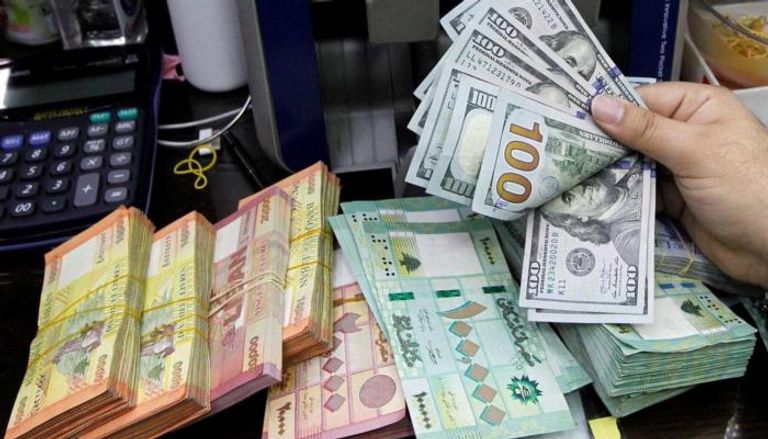 تعاملات بالليرة اللبنانية في إحدى الصرفات - أرشيفية
