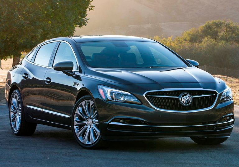 بويك لاكروس سيارات فاخرة