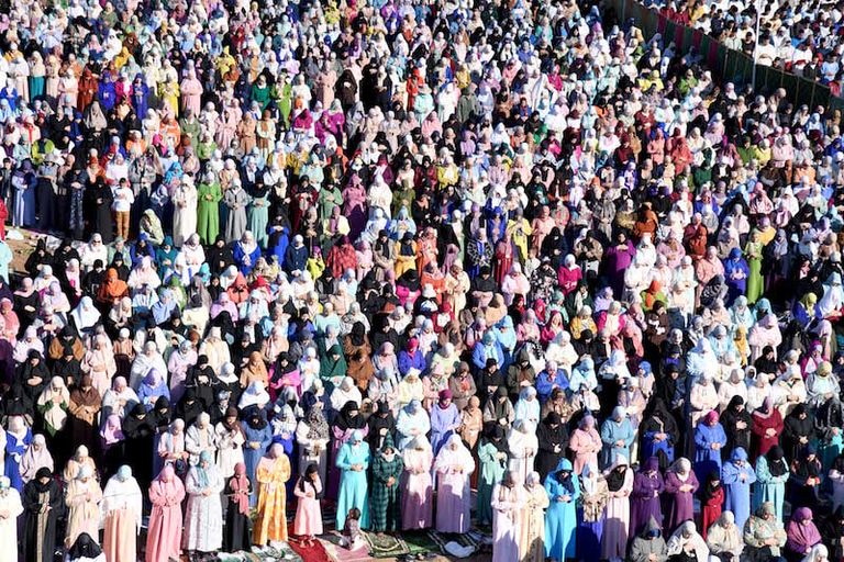 صلاة عيد الفطر بمدينة سلا في ضواحي الرباط