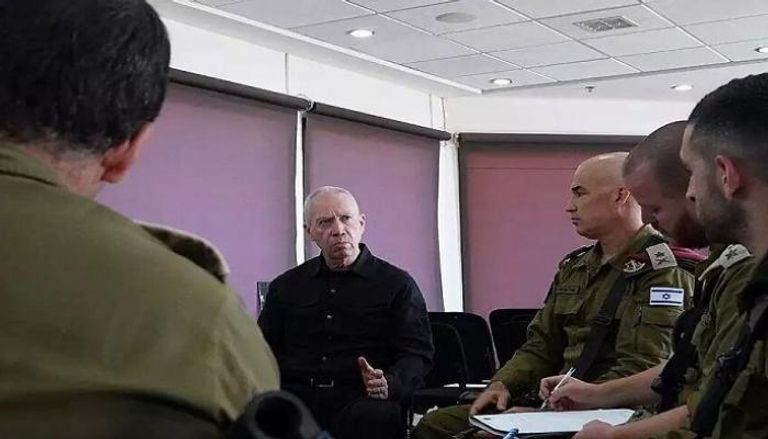 وزير الدفاع الإسرائيلي يوآف غالانت مع عدد من الضباط