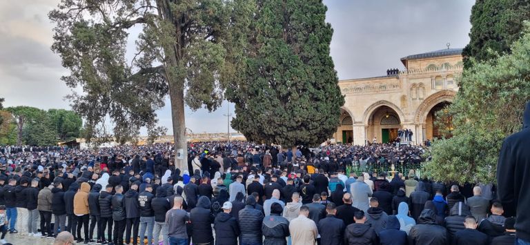 فلسطينيون يؤدون الصلاة في باحات المسجد الأقصى