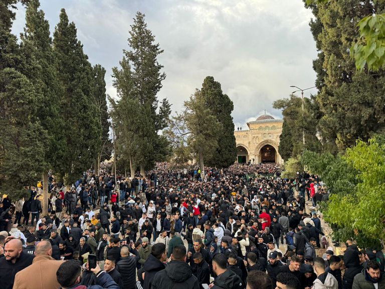 فلسطينيون يؤدون الصلاة في باحات المسجد الأقصى