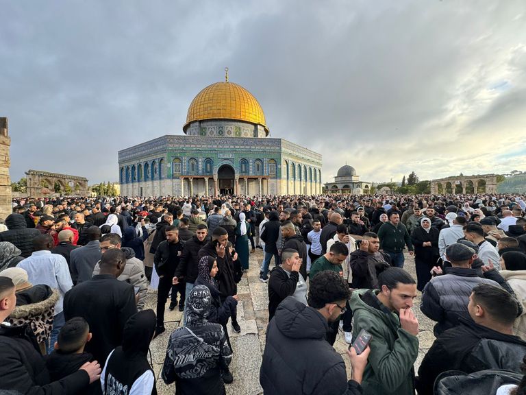 فلسطينيون يؤدون الصلاة في باحات المسجد الأقصى