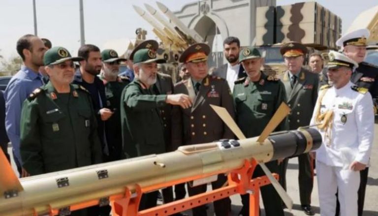 وزير الدفاع الروسي يتفقد صاروخ 358 مع قادة إيرانيين