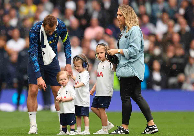 هاري كين وأبناءه وزوجته