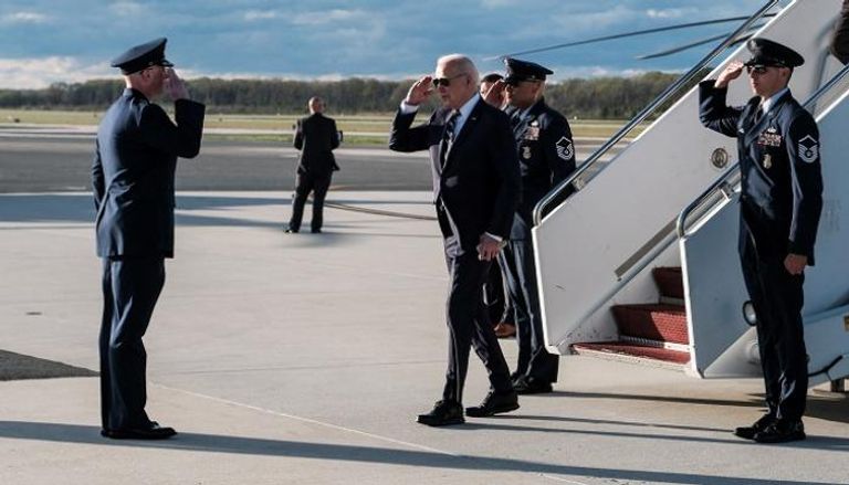 الرئيس الأمريكي جو بايدن يؤدي التحية لحرس الشرف لدى عودته إلى واشنطن