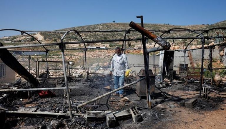 فلسطيني يعاين الدمار بعد هجمات لمستوطنين إسرائيليين في الضفة الغربية