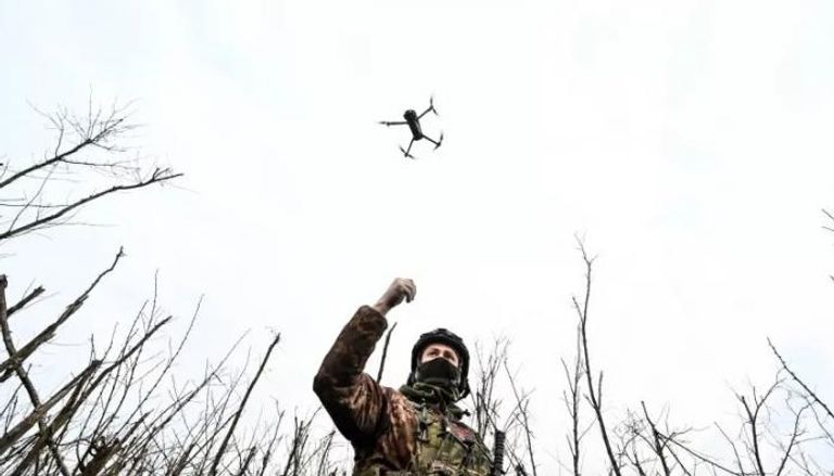 جندي أوكراني يقوم بتسيير طائرة بدون طيار