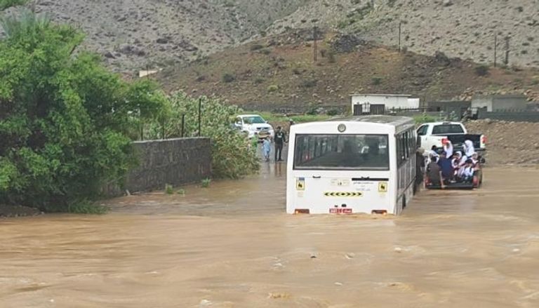 سيول تغمر حافلات في عمان