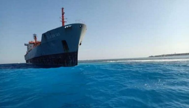 مصر تفرض حالة الطوارئ تحسبا لأي تسرب من سفينة غاز جانحة في خليج العقبة