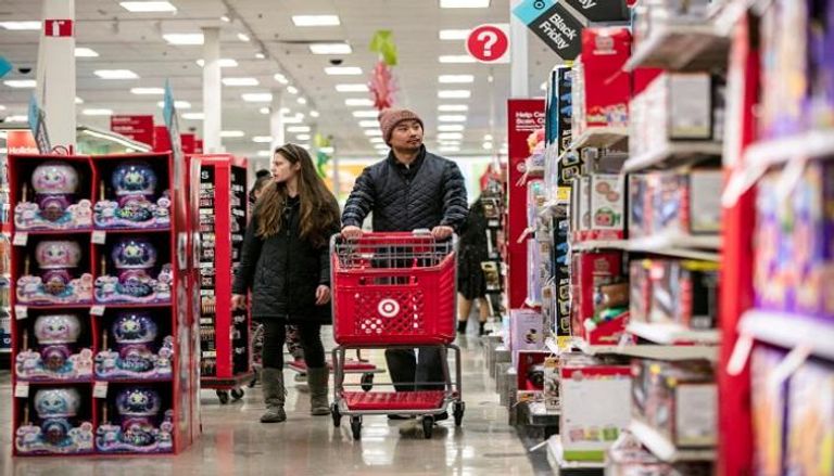 أشخاص يتسوقون بمتجر Target في شيكاغو - رويترز