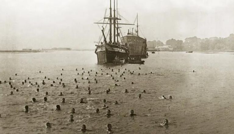 تدريبات سباحة لعناصر البحرية الملكية عام 1916