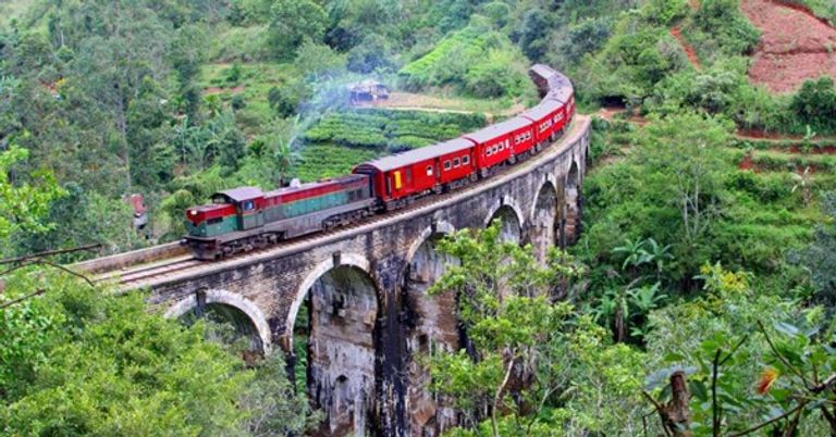 مشاهدة بلدة إيلا سريلانكا من رحلة قطار