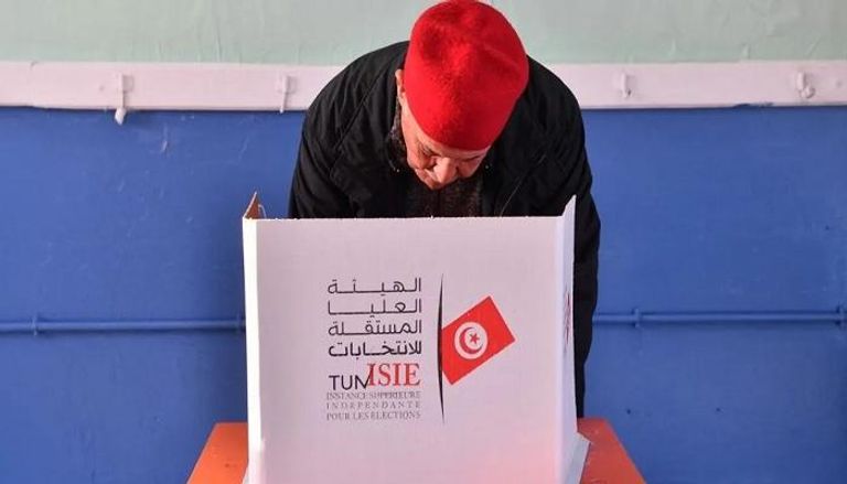 مواطن تونسي يدلي بصوته في أحد الاستحقاقات الدستورية