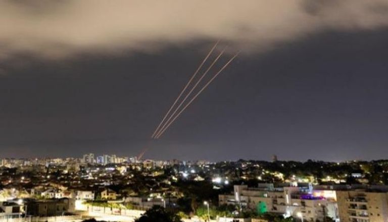 الدفاعات الجوية الإسرائيلية تتصدى للهجوم الإيراني فوق عسقلان